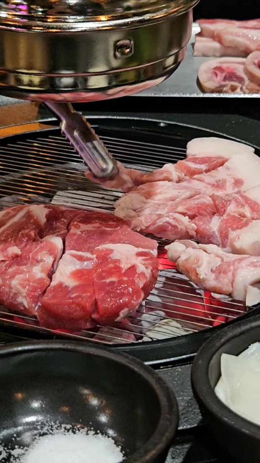 숯불에 구워지는 두툼한 돼지고기