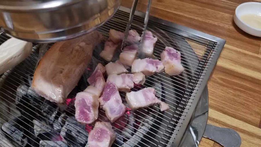 숯불 위에서 익어가는 삼겹살