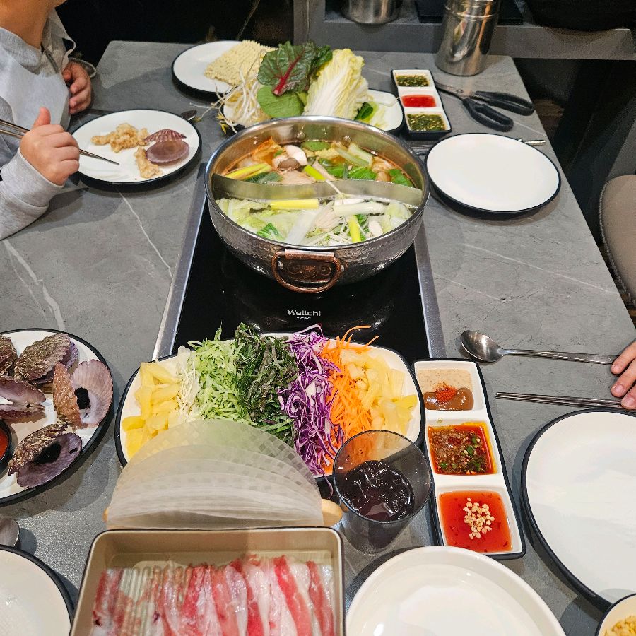 샤브샤브를 즐기는 모습