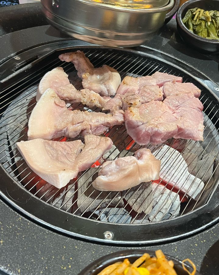 숯불 위에서 맛있게 익어가는 고기