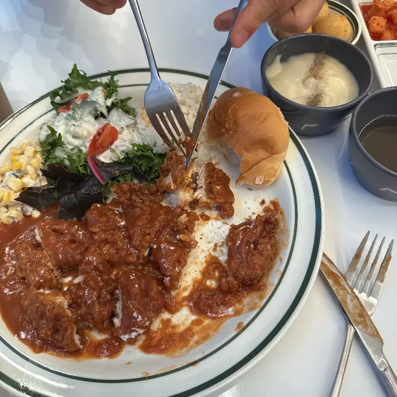 돈까스 자르는 모습