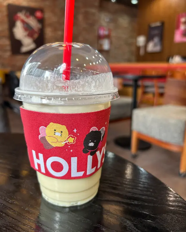 춘식이 콜라보 컵홀더가 씌워진 음료