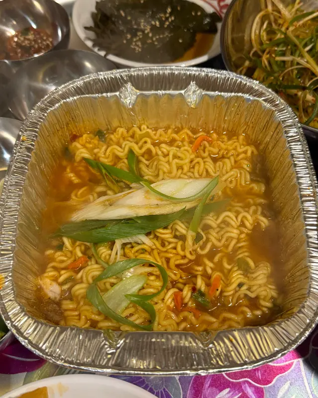 알루미늄 용기에 담겨 나오는 라면