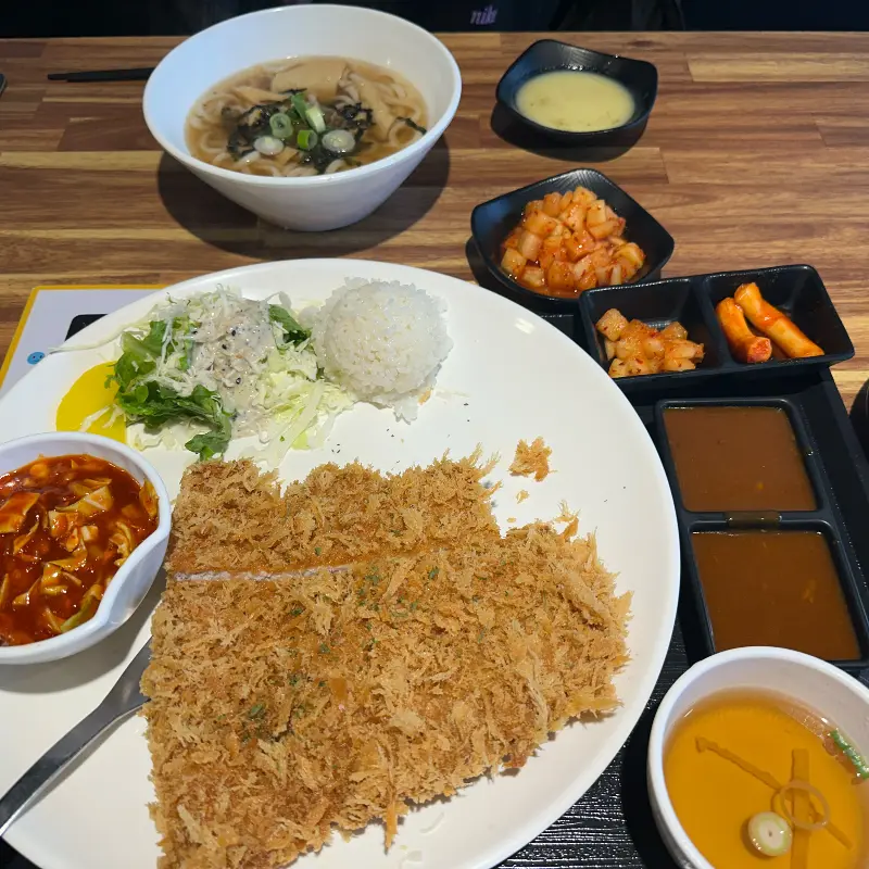 매콤 소스가 매력적인 돈까스