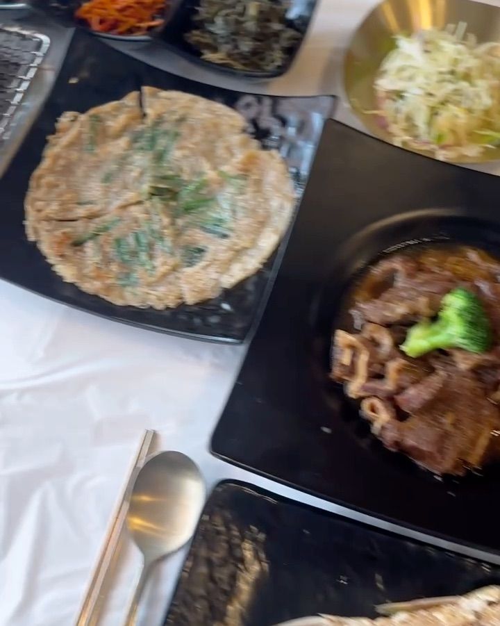 다채로운 반찬들이 정갈하게 담겨 나온 한 상차림