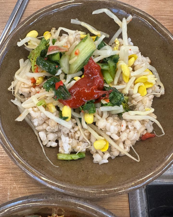 고추장과 참기름에 비벼 먹는 보리밥