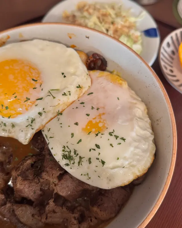 카레 위에 얹어진 계란 후라이