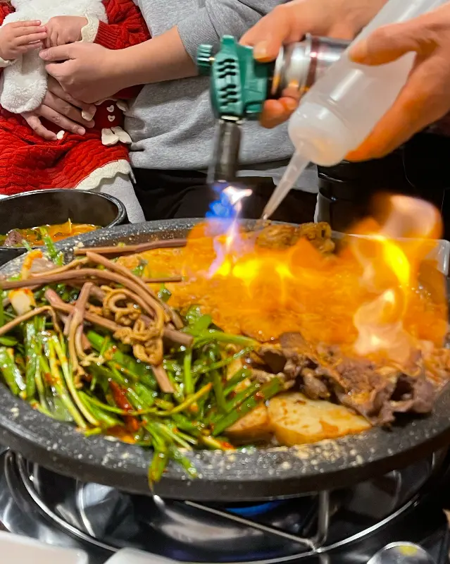 곱창전골 위에서 불쇼가 펼쳐지는 모습