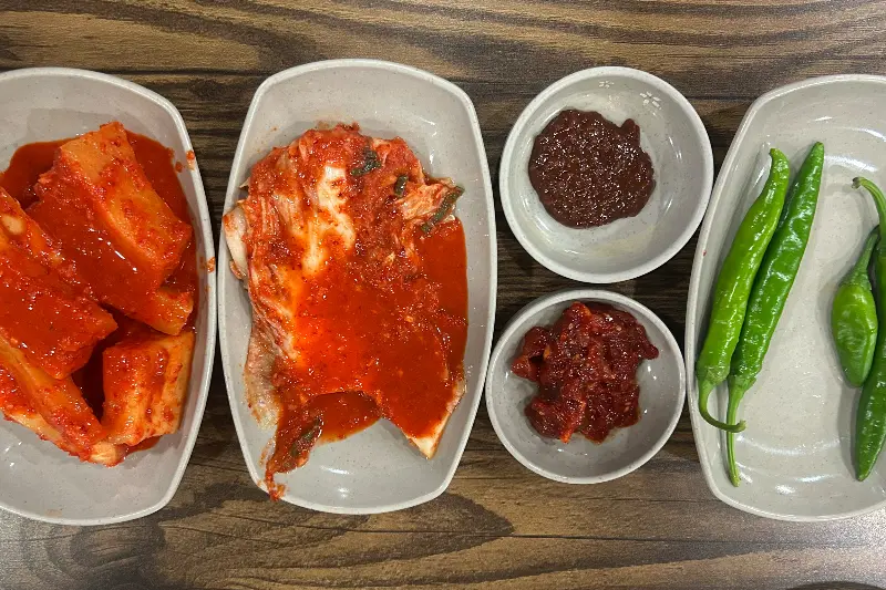 다채로운 밑반찬 구성