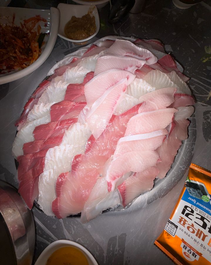 신선함이 느껴지는 대방어회