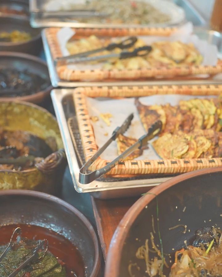 다양한 한식 메뉴가 정갈하게 담겨있다.