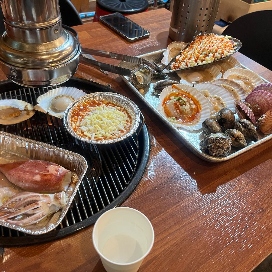 불판 위에서 익어가는 조개