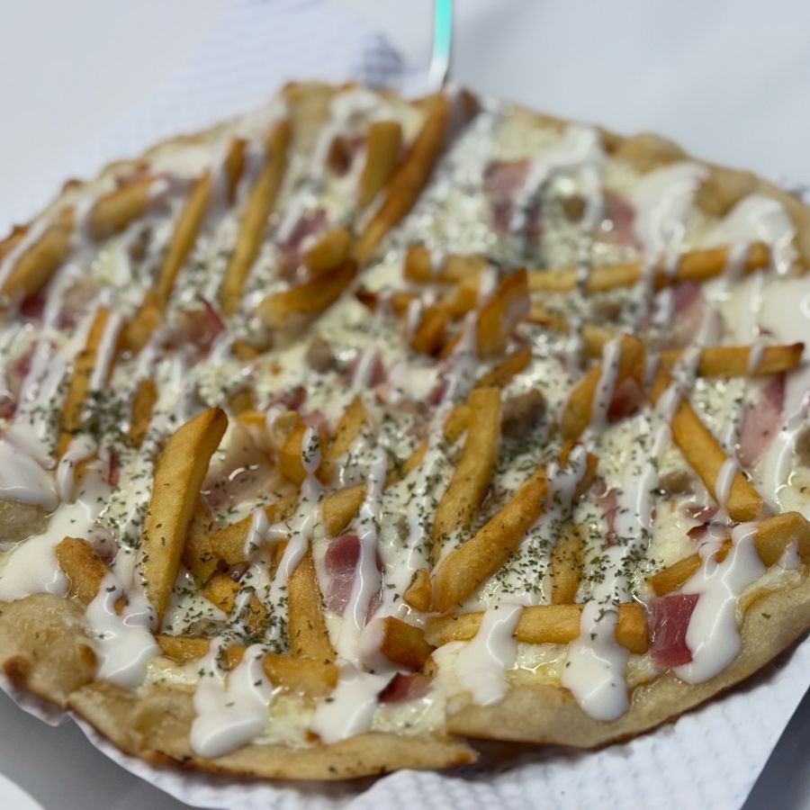 신선한 채소와 치킨이 가득한 샐러드