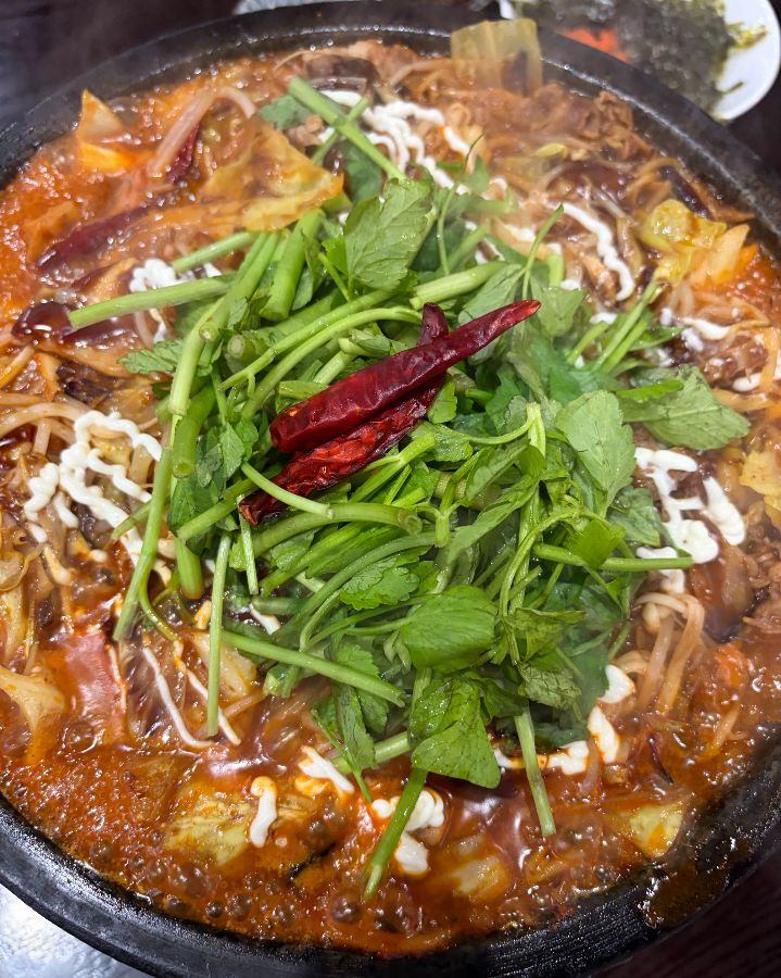 돌판 미나리 야끼소바 근접샷