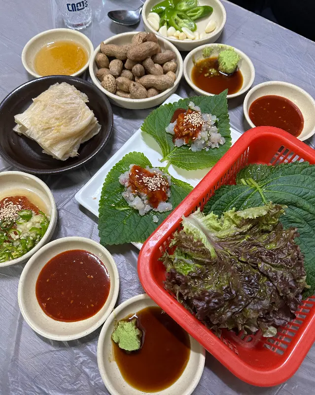 싱싱한 해산물과 곁들임 메뉴로 가득 찬 풍성한 상차림