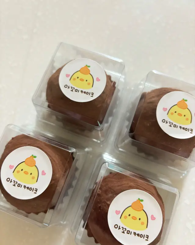 감귤 모자를 쓴 아기 상어 케이크