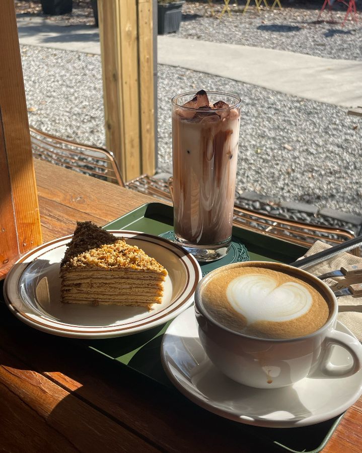 호지차 라떼와 말렌카 케이크