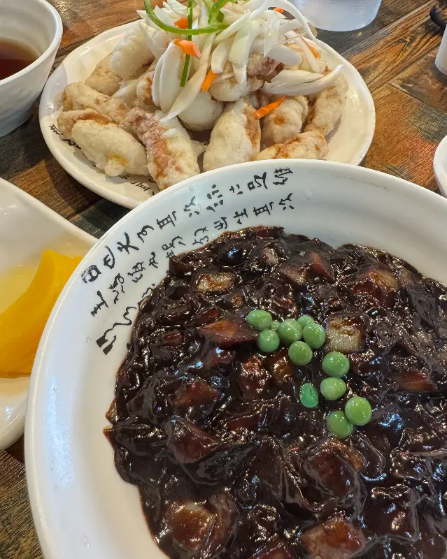 윤기가 흐르는 짜장면과 탕수육