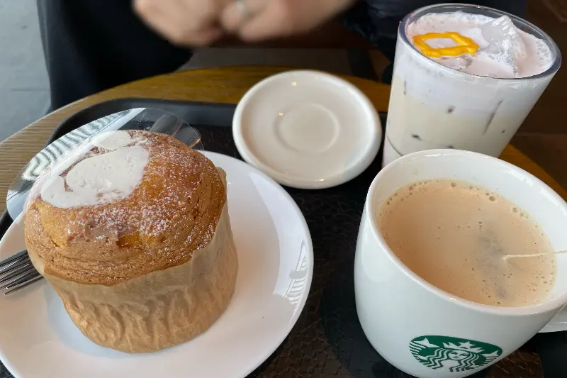 돌체 콜드 브루와 빵