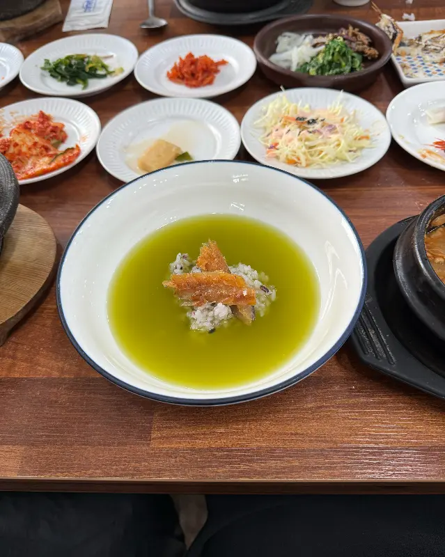 녹차물에 밥을 말아 보리굴비를 올린 모습