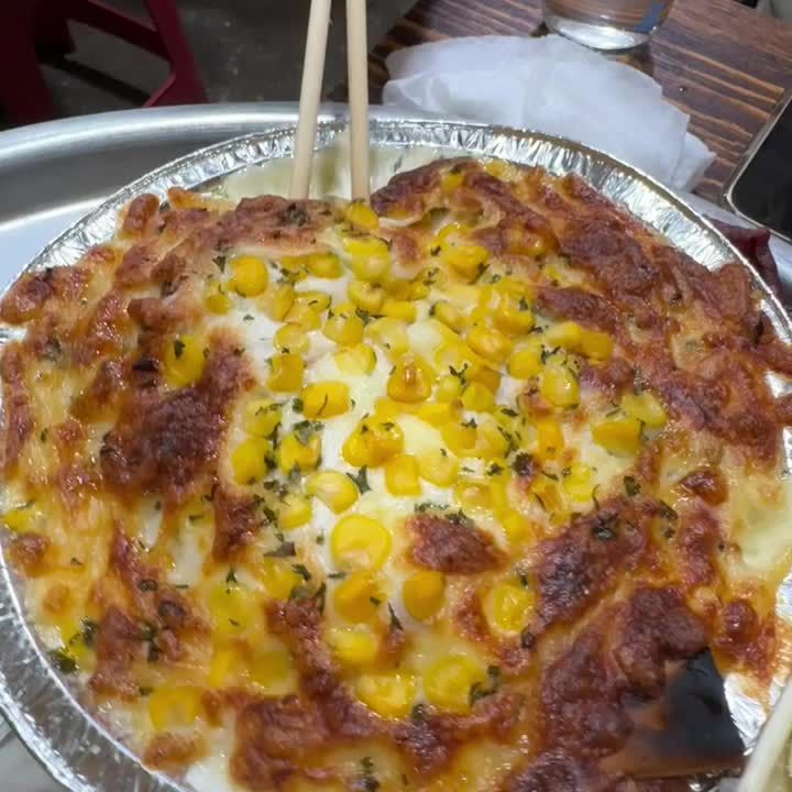 불판 위에서 지글지글 익어가는 조개구이