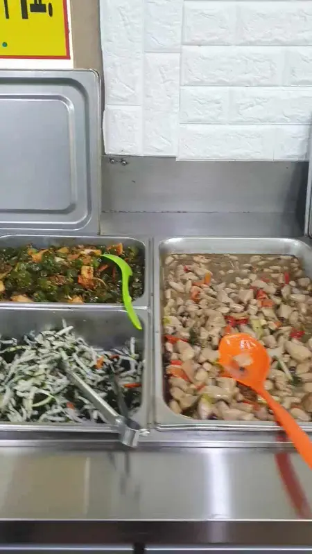 다양한 종류의 나물 반찬