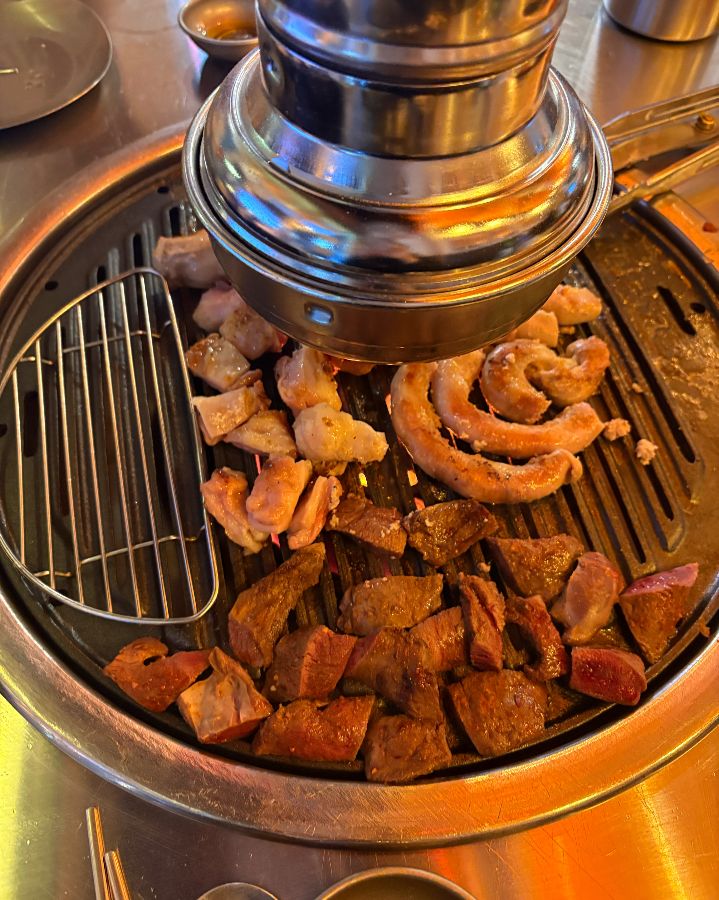 연탄불 위에서 맛있게 익어가는 곱창, 막창, 대창, 염통의 모습