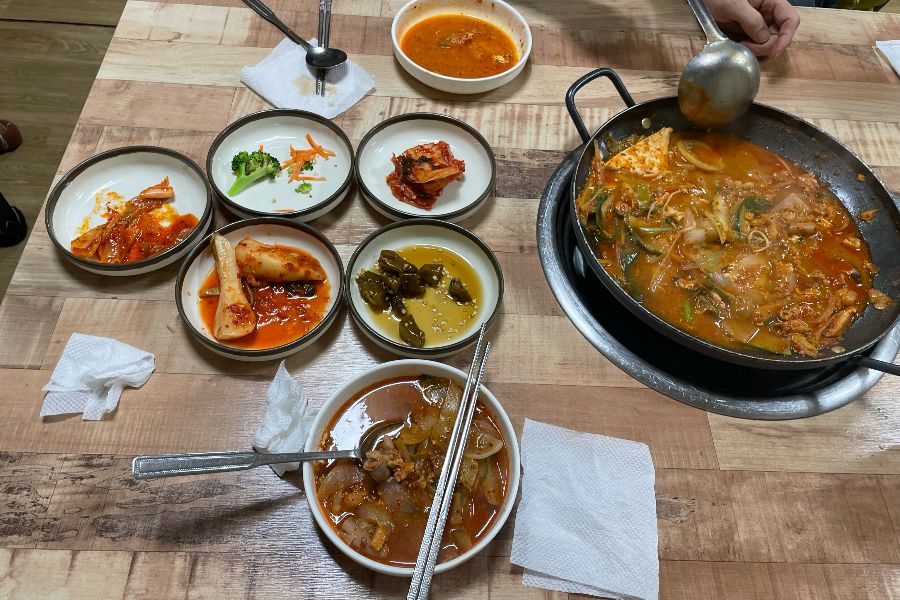 푸짐하게 차려진 한 상