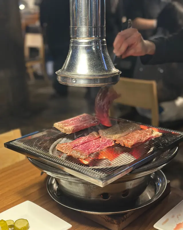 숯불 위에서 구워지는 11cm 이동갈비