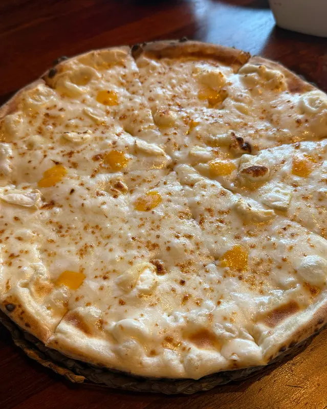 고소하고 달콤한 풍미가 가득한 고르곤졸라 피자