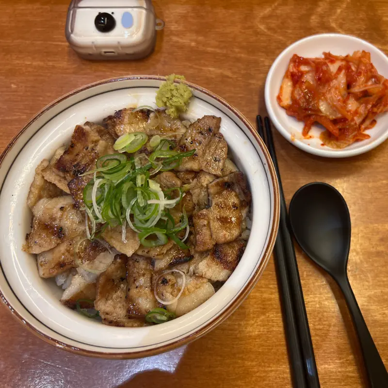 윤기가 흐르는 부타동의 모습