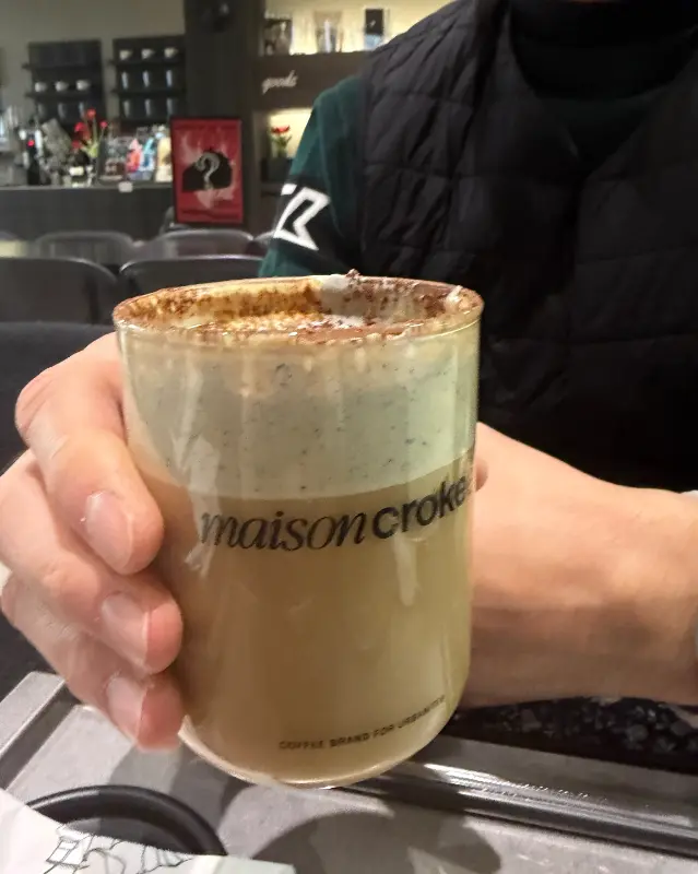 흑임자 크림이 올려진 라떼