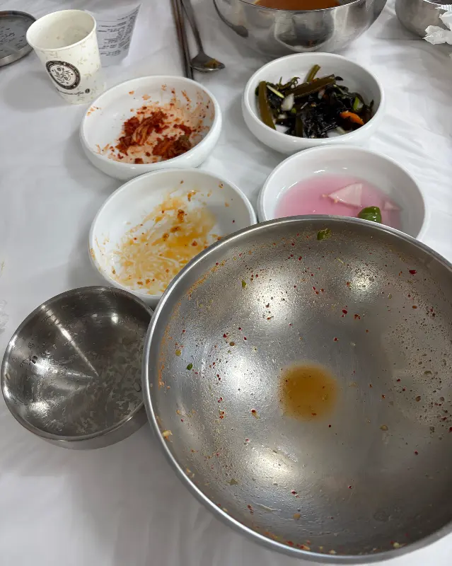 섭국을 깨끗하게 비운 그릇의 모습. 국물 한 방울 남기지 않고 맛있게 먹었다.