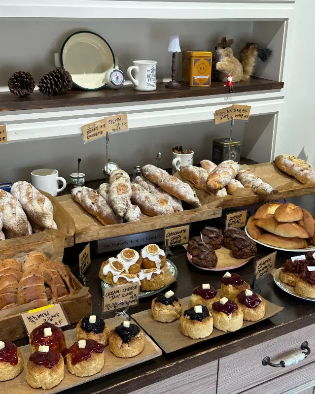 다양한 종류의 빵이 진열된 쇼케이스