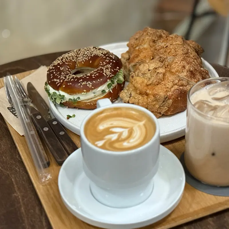 다양한 빵과 음료