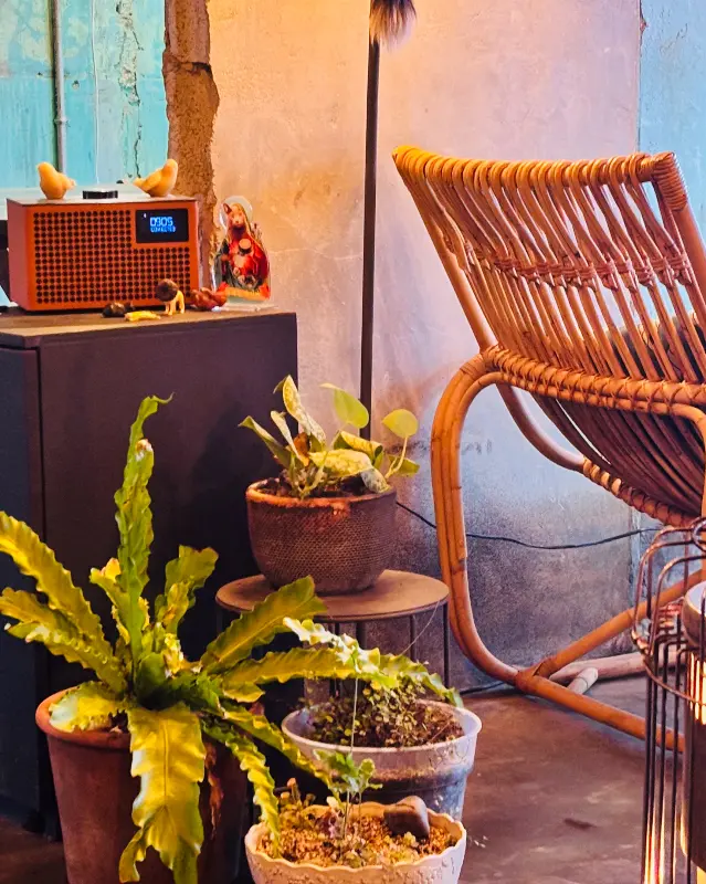 커피와 디저트가 놓인 테이블