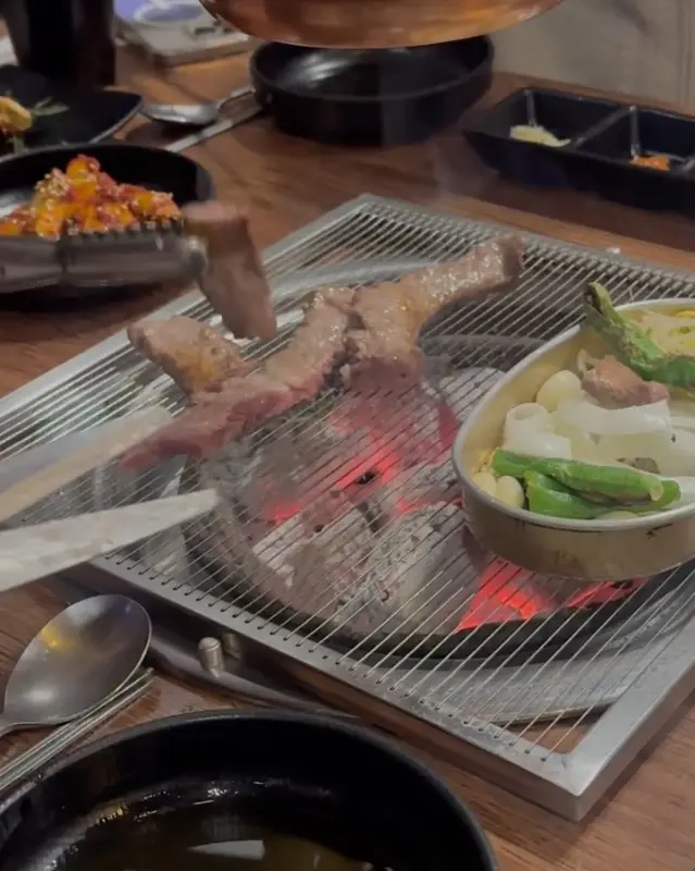 숯불 위에서 구워지는 갈매기살