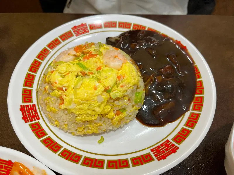 짜장 소스가 곁들여진 볶음밥