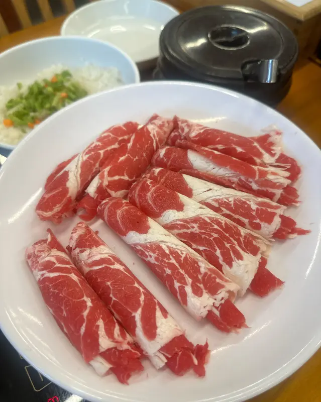 선명한 마블링이 돋보이는 샤브샤브용 소고기