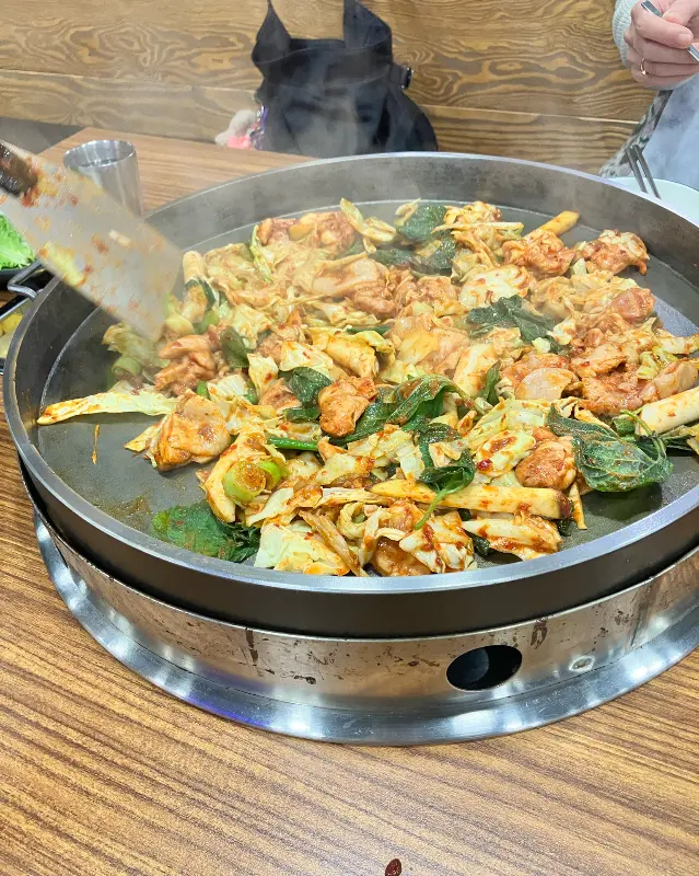 닭갈비가 익어가는 동안 테이블에 놓인 물컵