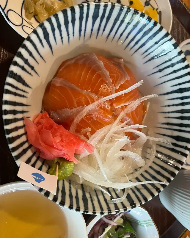 신선한 연어가 가득한 사케동