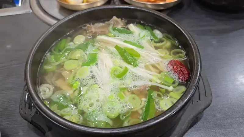 파와 고기 고명이 듬뿍 올려진 가마솥곰탕