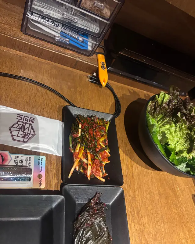 다양한 곁들임 채소와 장아찌