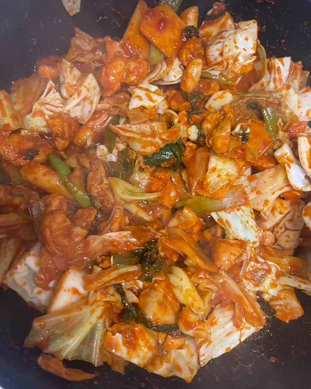 맛있게 볶아진 닭갈비