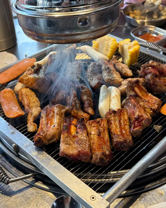 숯불 위에서 익어가는 갈비