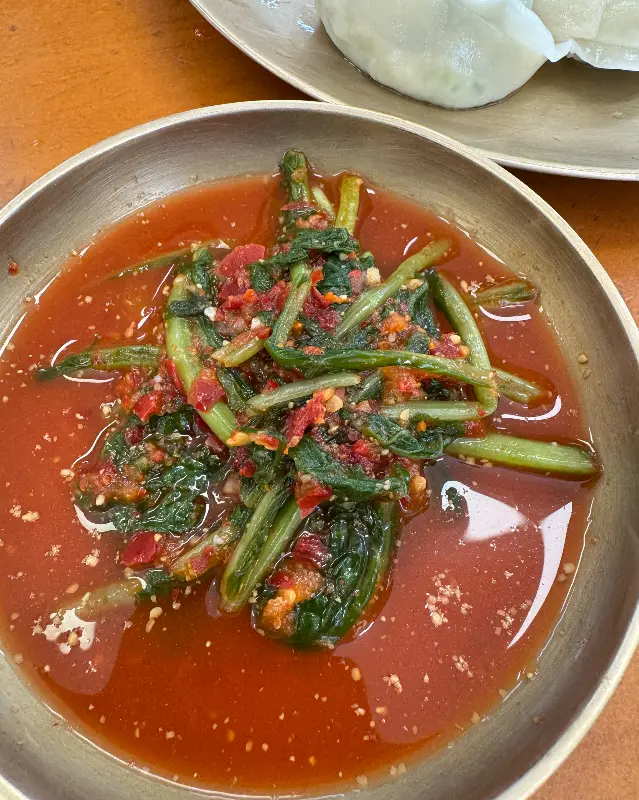 매콤하게 양념된 채소