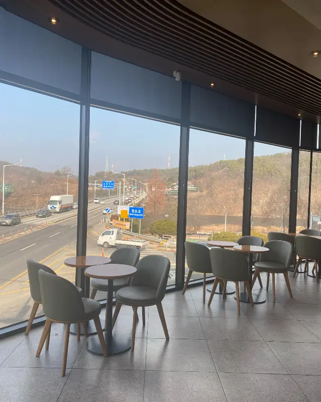 통유리창 너머로 보이는 금강의 아름다운 풍경