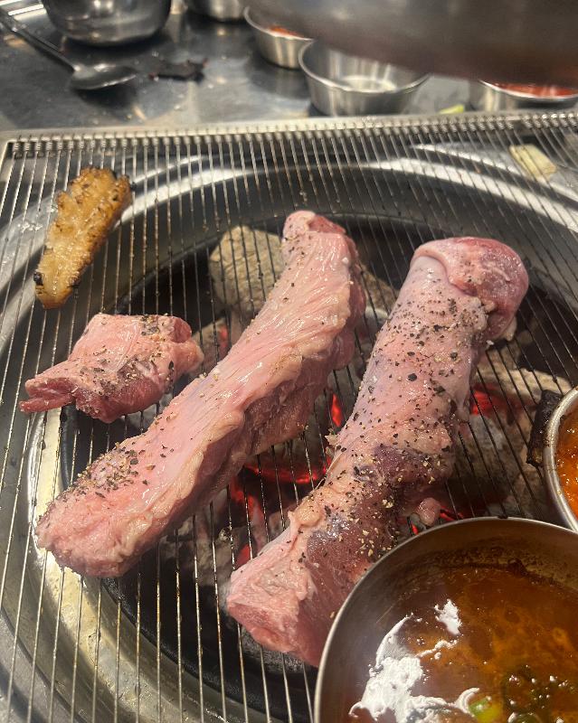 숯불 위에서 맛있게 익어가는 갈매기살