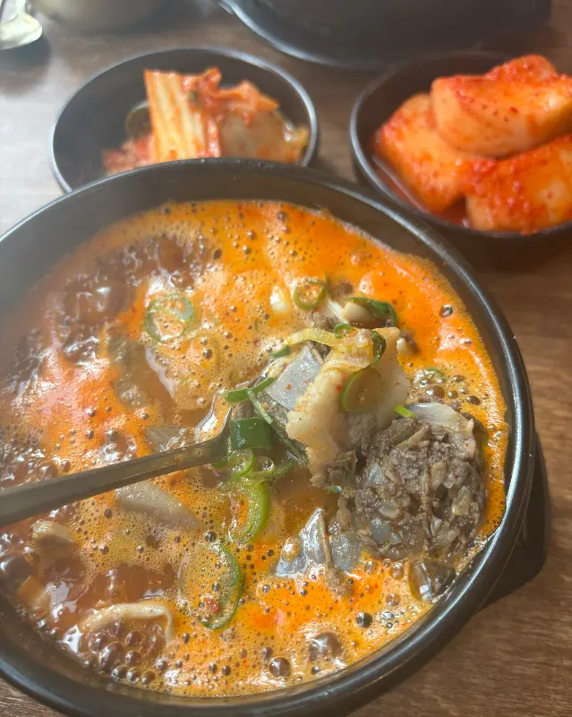 숟가락 위에 올려진 순대와 고기