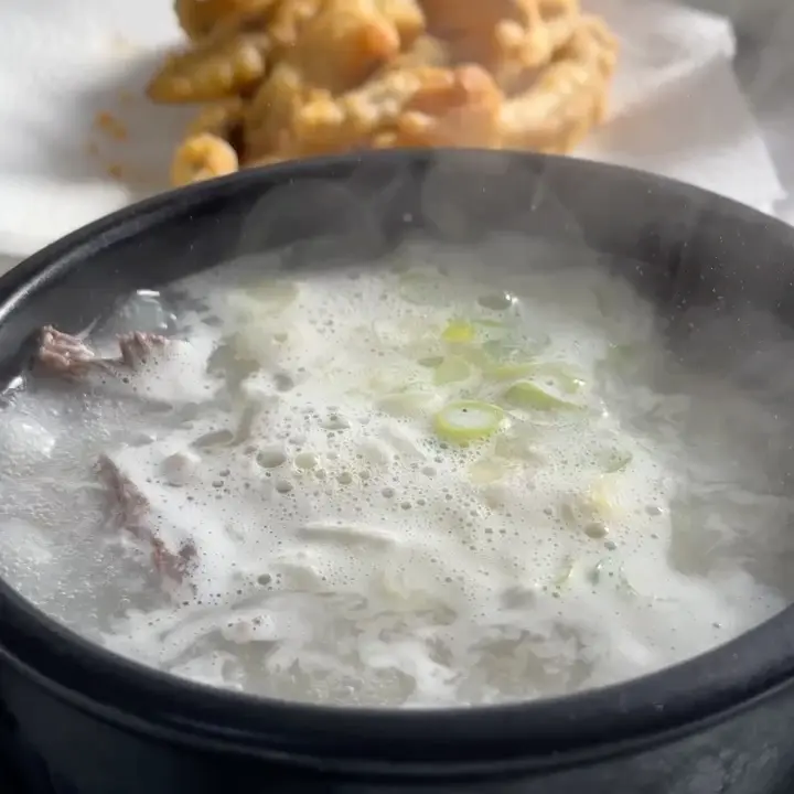 뽀얀 국물이 인상적인 소머리국밥